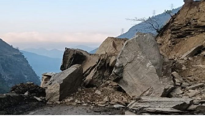 ब्रेकिंग न्यूज: कैलाश मानसरोवर यात्रा मार्ग पर पहाड़ी दरकने से आवाजाही ठप, मार्ग में ही फंसे हैं कई यात्री