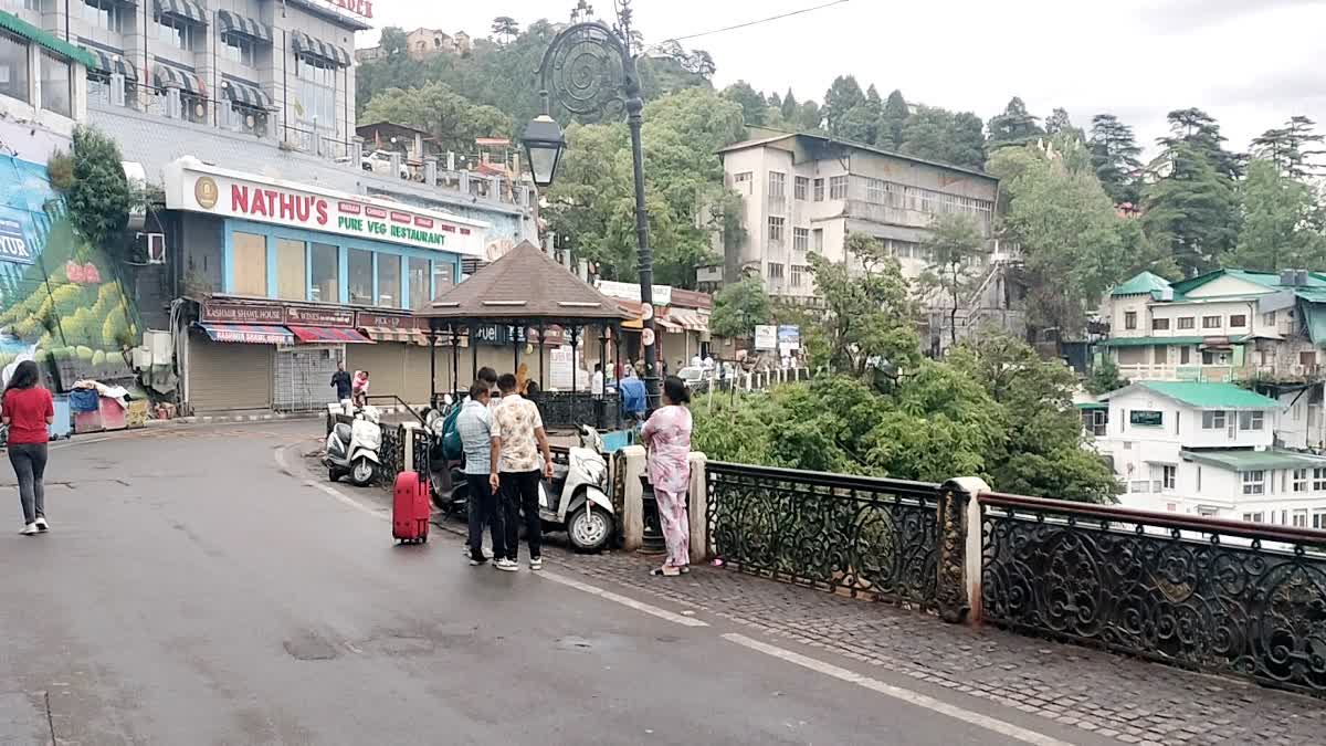 मौसम: बारिश से दून का मौसम हुआ सुहावना, मसूरी में पर्यटकों ने उठाया बारिश का लुफ्त