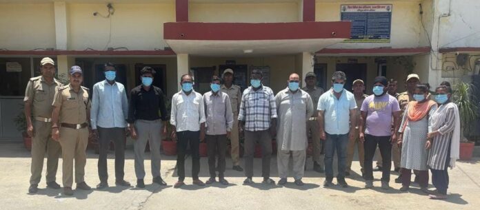 शिकंजा: पुलिस ने चलाया धर-पकड़ अभियान,  मां-पुत्र समेत 15 वारंटी किए गिरफ्तार