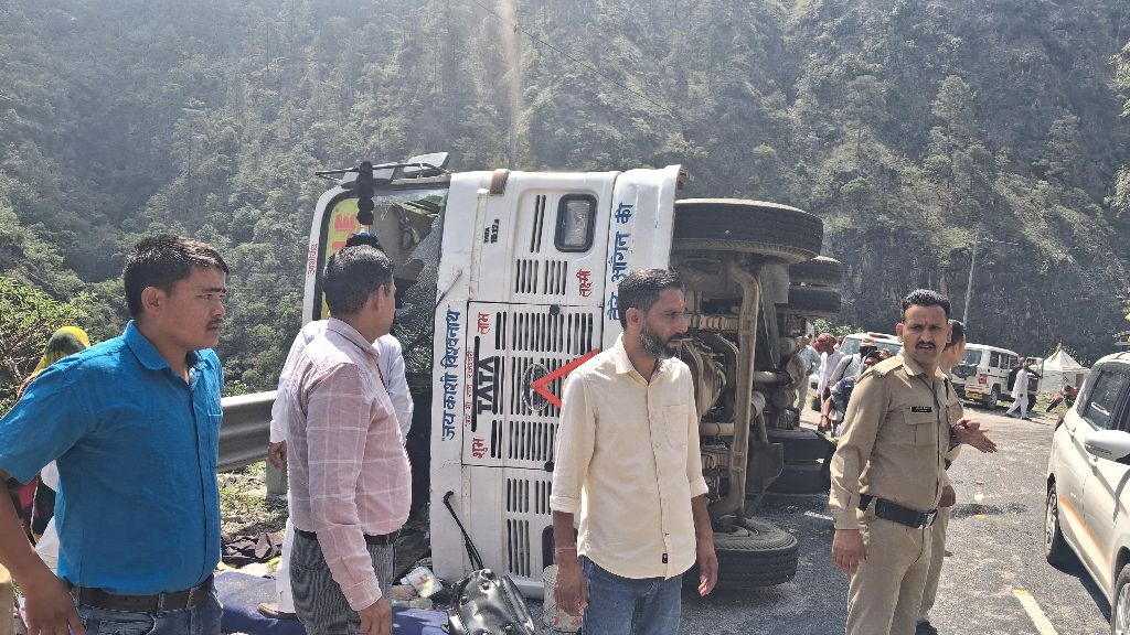 हादसा:  अनियंत्रित होकर सड़क पर पलट गई बस, 27 यात्री घायल, बस चालक फरार