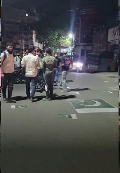 सनसनी: अज्ञात व्यक्ति ने सड़क पर बना दिए पाकिस्तान के झंडे, पुलिस कर रही मामले की जांच
