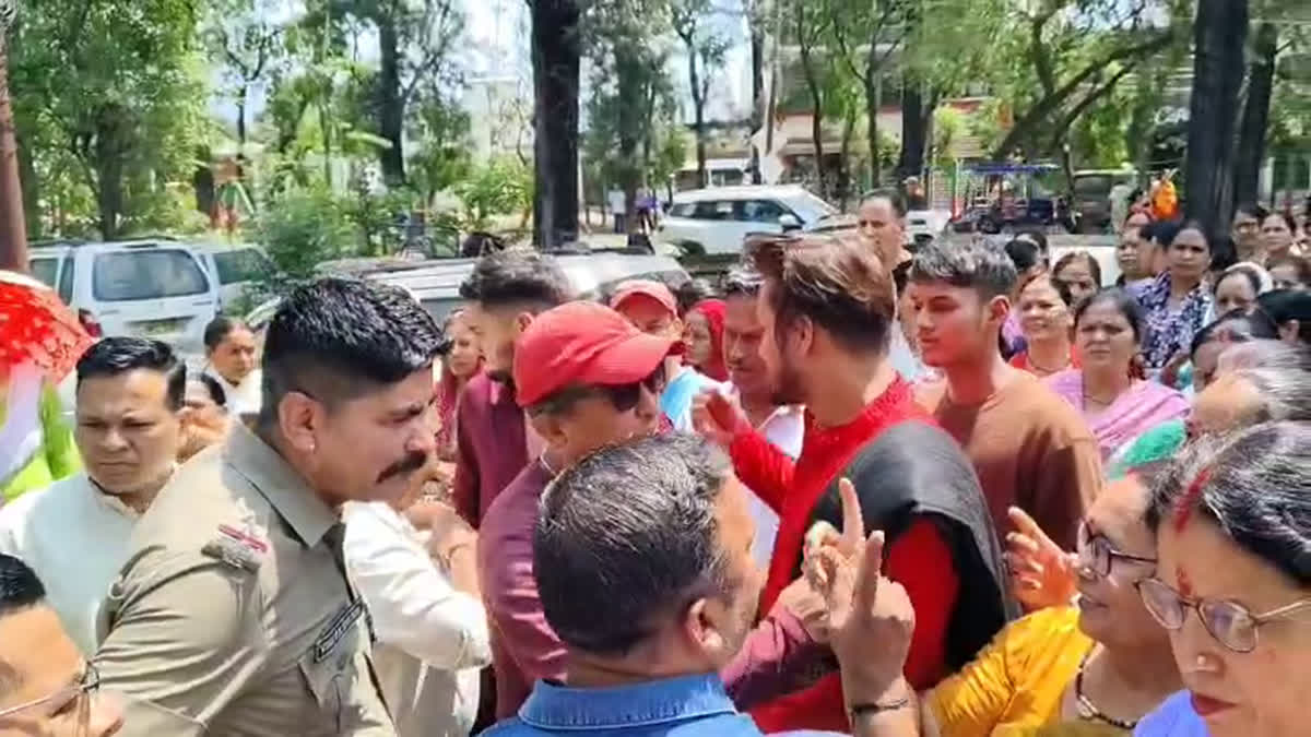 आक्रोश: शहर में अवैध शराब की बिक्री पर फूटा लोगों का गुस्सा,पुलिस स्टेशन का किया घेराव