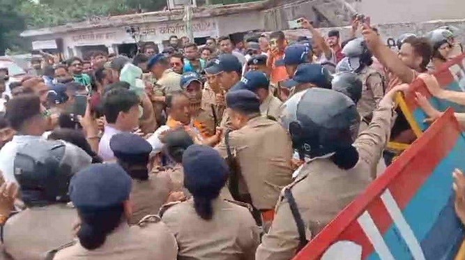 अंकिता भंडारी हत्याकांडः  फैसला आने से ऐन पहले भारी भीड ने न्यायालन की ओर जाने की कोशिश