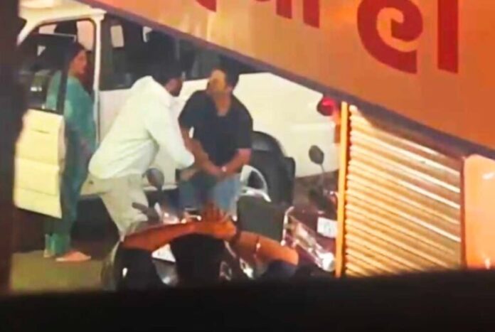 दो गुटों में झड़प के दौरान चली गोली, एक घायल