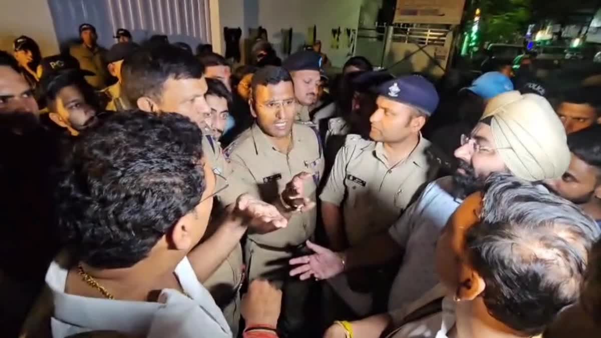 बड़ी खबर: कांग्रेस कार्यालय कब्जे को लेकर बवाल जारी, अंदर मिले यूपी के 25 संदिग्ध,पुलिस कर रही जांच
