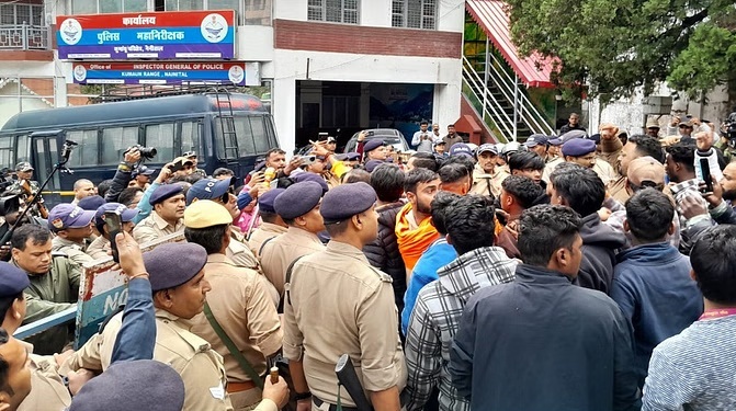 दुष्कर्म मामला:  नैनीताल में आक्रोशित लोगों का प्रदर्शन जारी,आईजी कार्यालय के सामने किया हनुमान चालीसा का पाठ