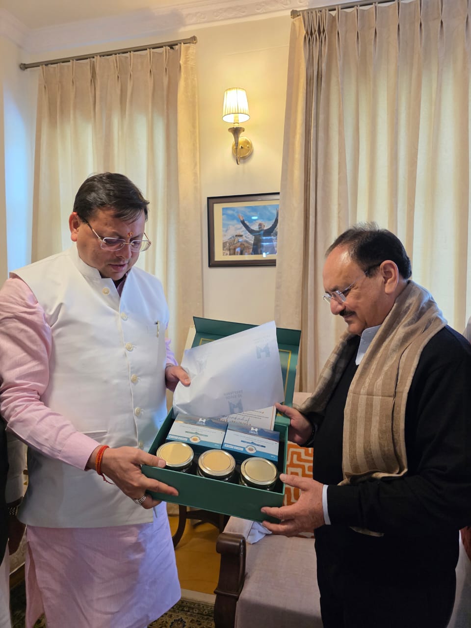 दो दिवसीय दौरे पर उत्तराखंड पहुंचे जेपी नड्डा, सीएम धामी ने किया स्वागत