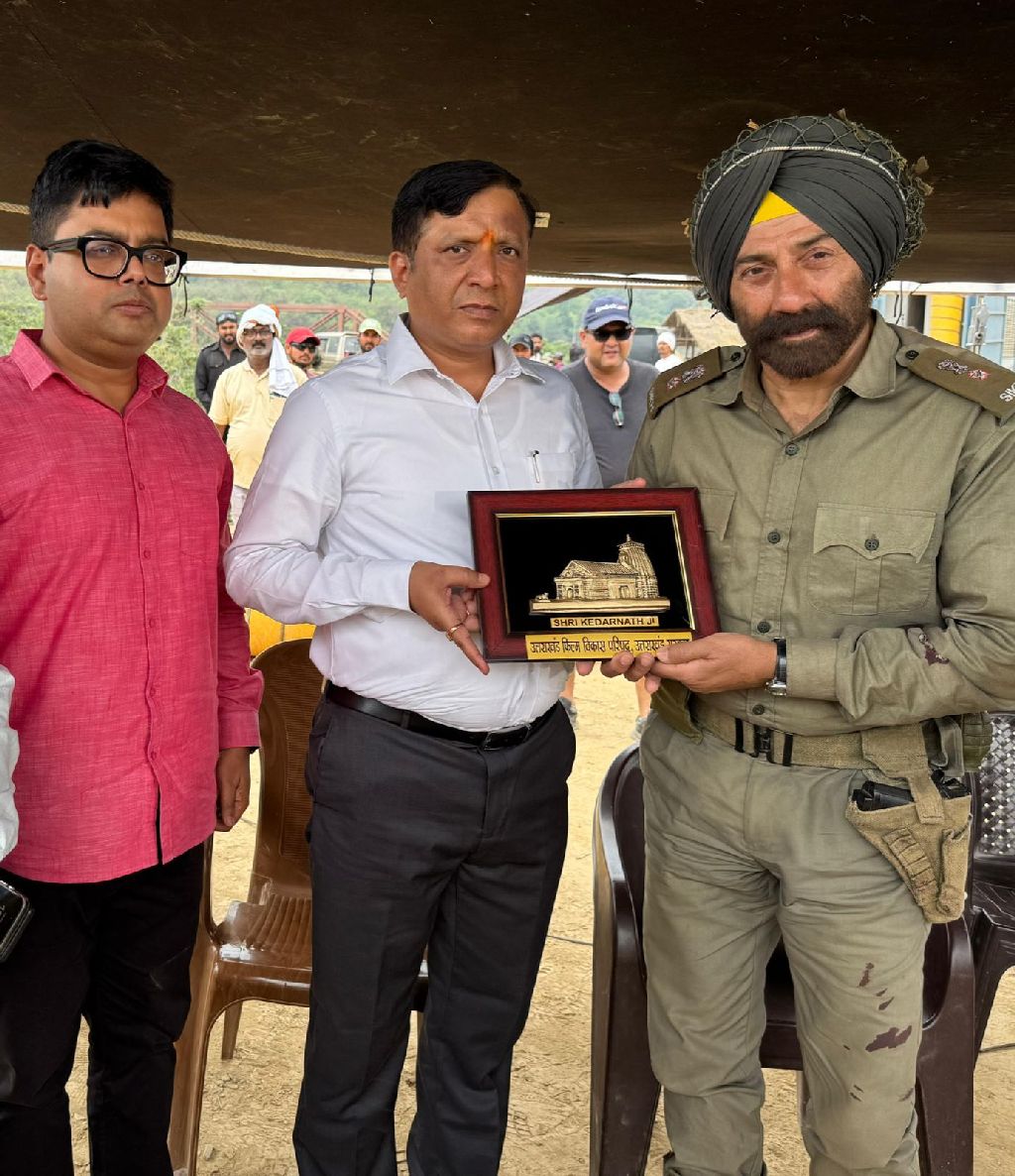 बॉर्डर 2 के सेट पर सनी देओल से मिले उत्तराखंड फिल्म विकास परिषद के सीईओ बंशीधर तिवारी