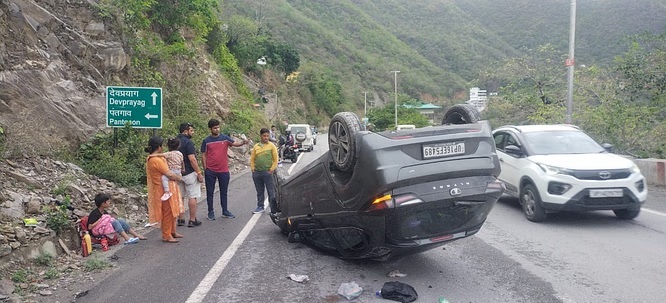 हादसा: अनियंत्रित होकर सड़क पर पलटी कार,बड़ा हादसा टला