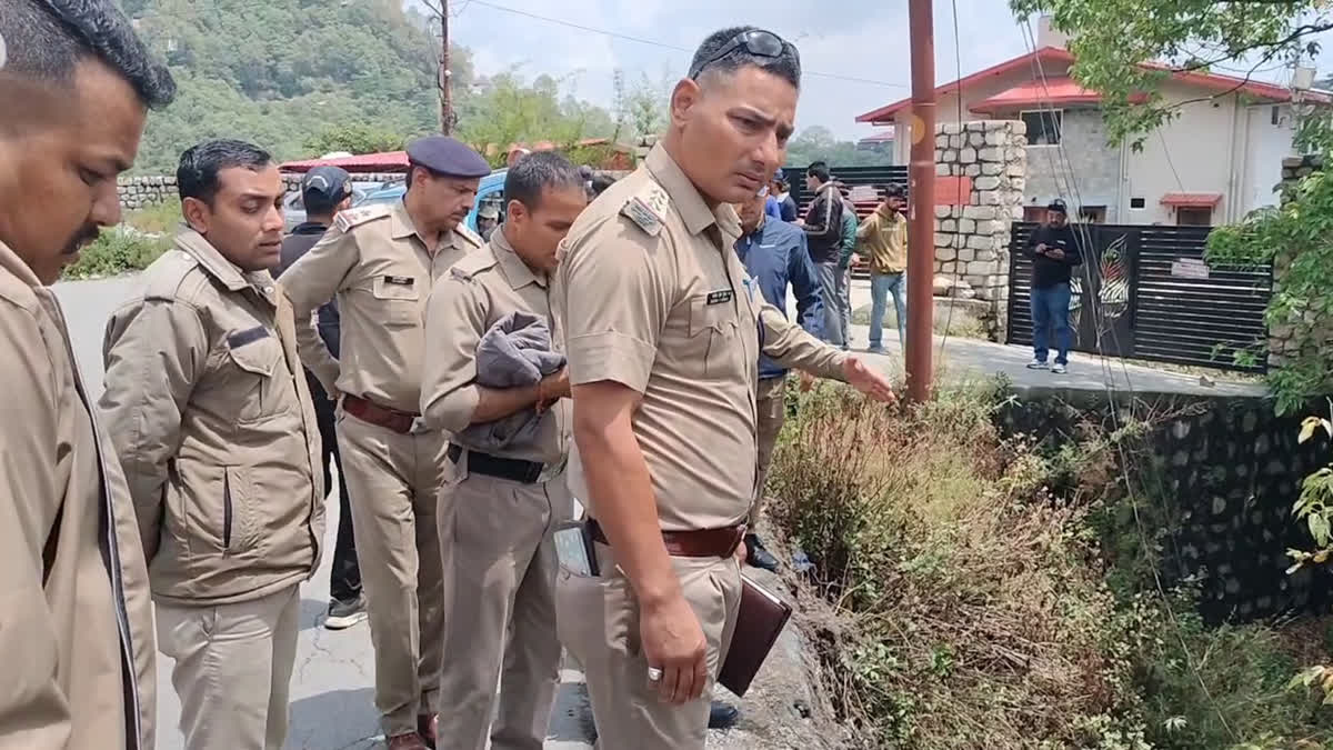 खाई में गिरी कार,चार गंभीर