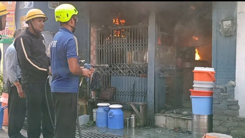  दूध की डेयरी में लगी भीषण आग,दो लोग झुलसे