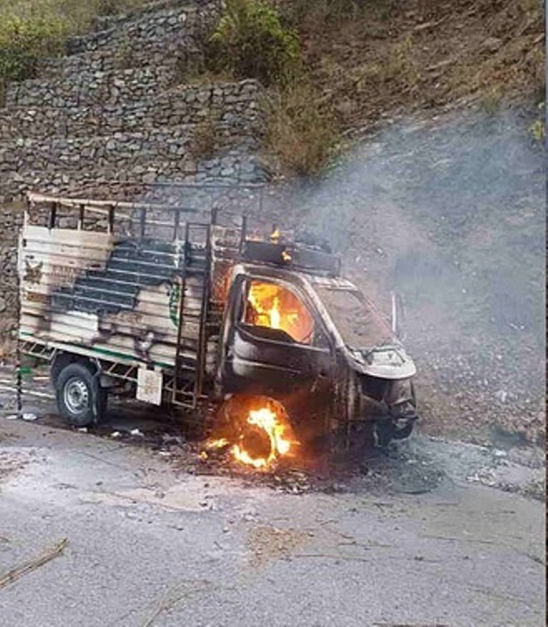 अफरा-तफरी: सड़क पर जा रहे लोडर में अचानक लग गई आग, देखते ही देखते सारा सामान जलकर राख