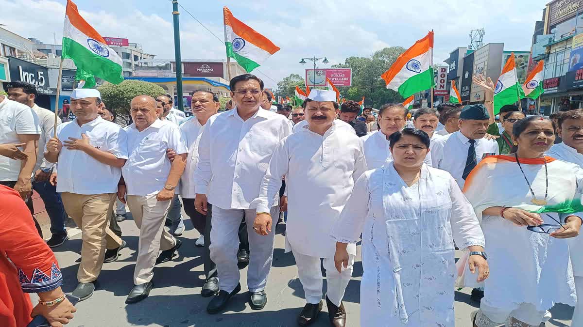 जयहिंद: सेना का मनोबल बढ़ाने के लिए उत्तराखंड कांग्रेस ने निकाली तिरंगा यात्रा