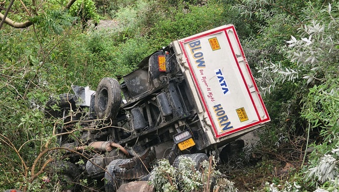 हादसा: देर रात को सड़क की दीवार धंसने से खाई में गिर गया डंपर,चालक की  मौके पर ही मौत