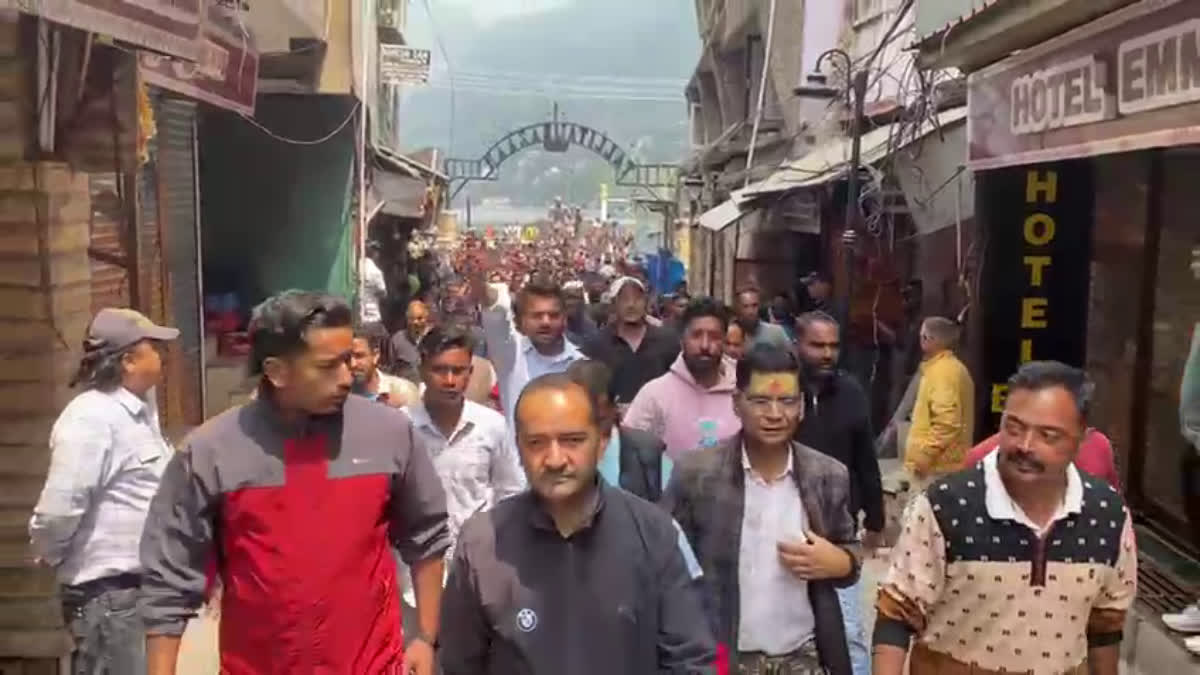 नाराजगी: बुजुर्ग द्वारा बच्ची से दुष्कर्म मामला, लोगों ने जुलूस निकालकर कमिश्नर दीपक रावत को सौंपा ज्ञापन