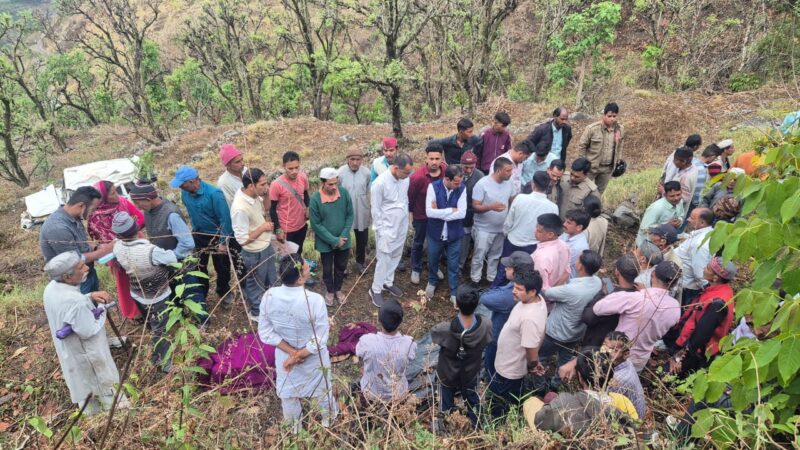  बुरी ख़बर: बारातियों से भरी बोलेरो खाई में गिरी, तीन की मौत कई घायल,बढ़ सकती है मृतकों की संख्या