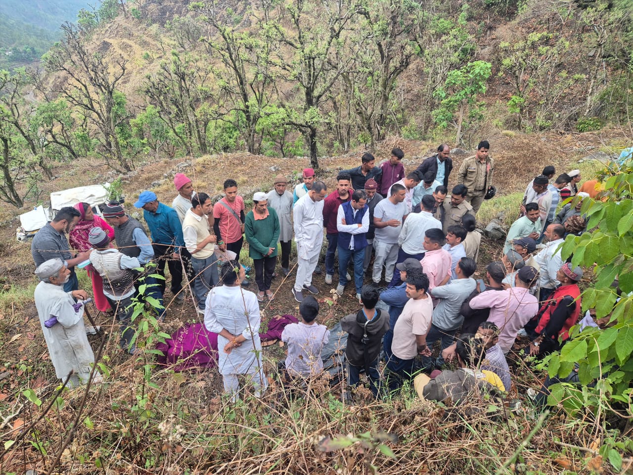  बुरी ख़बर: बारातियों से भरी बोलेरो खाई में गिरी, तीन की मौत कई घायल,बढ़ सकती है मृतकों की संख्या