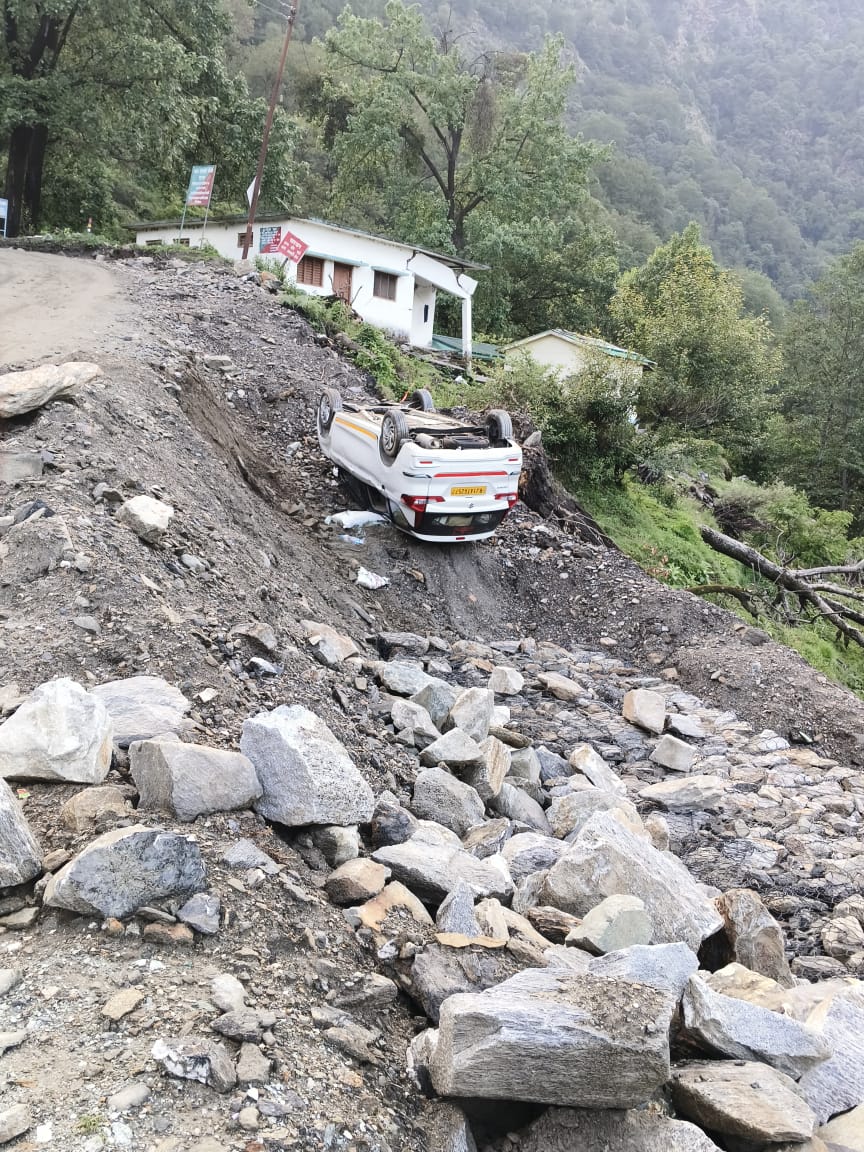 आफ़त: एनएच विभाग को बड़े हादसे का इंतजार, राजमार्ग पर पलट रहे वाहन