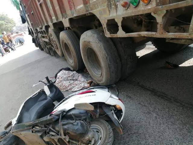 दुखद: ओवरटेक कर रहे ट्रक ने मारी टक्कर, स्कूटी सवार ननद की मौत, भाभी की हालत गंभीर