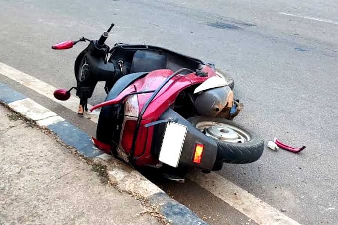 दुखद: देर रात को स्कूटी फिसलने से युवक की मौत, शहर से गांव लौट रहा था मृतक