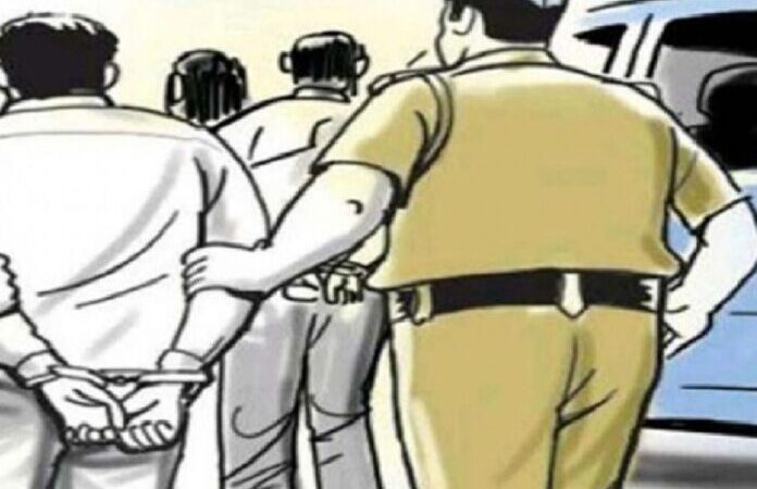 शिकंजा: पत्रकार से मारपीट के आरोपियों को पुलिस ने लिया हिरासत में