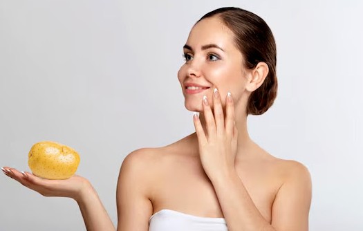 घरेलू नुस्खे: स्वस्थ त्वचा के लिए आलू का इस्तेमाल कर सकते हैं आप, जानें कैसे