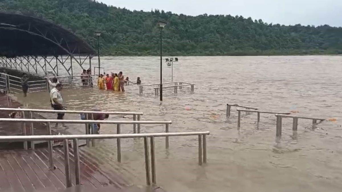 खतरा: गंगा का जलस्तर बढ़ने से स्नानघाट जलमग्न, पुलिस ने मुनादी करवा कर चेताया