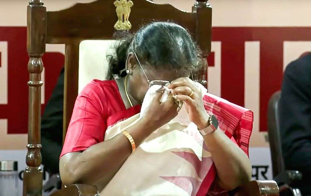 ख़ास ख़बर: राष्ट्रपति द्रौपदी मुर्मू अपने जन्मदिन पर हुईं भावुक, बहने लगे आंसू