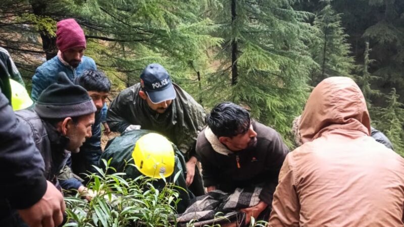 दुखद: देर रात को  खाई में जा गिरी कार,  दो सवारों की दर्दनाक मौत