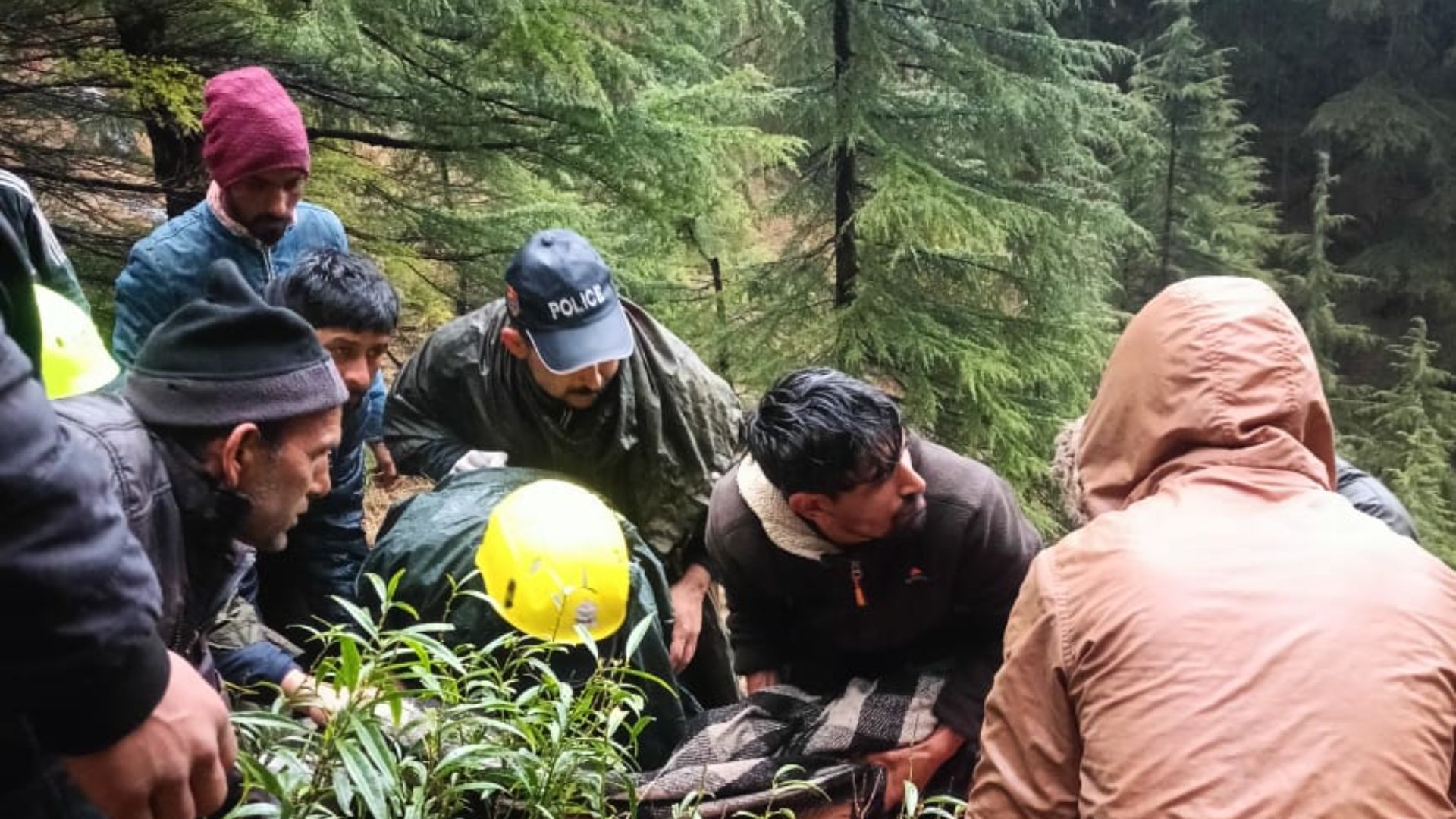 दुखद: देर रात को  खाई में जा गिरी कार,  दो सवारों की दर्दनाक मौत