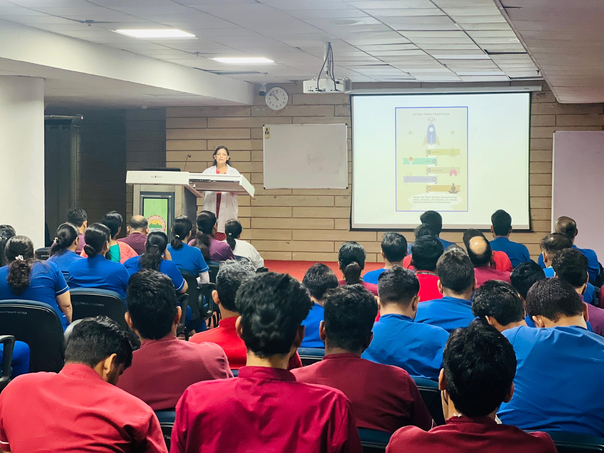 एम्स: योग कार्यशाला व व्याख्यान आयोजित,CEO प्रो.( डॉक्टर )मीनू सिंह के मार्गदर्शन में कार्मिकों ने लिया भाग