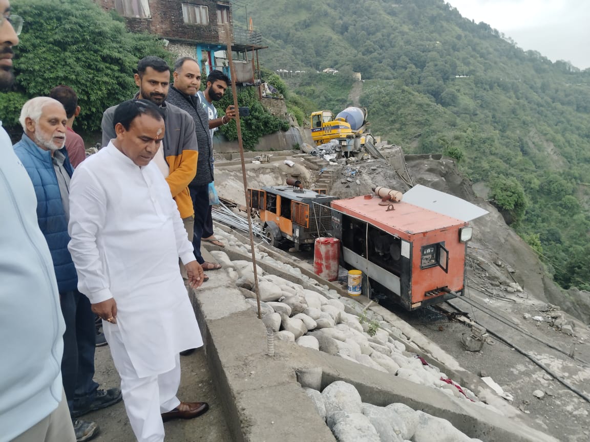 जायजा: कैबिनेट मंत्री डॉ धन सिंह रावत ने किया भूस्खलन प्रभावित क्षेत्र में ट्रीटमेंट कार्य का निरीक्षण