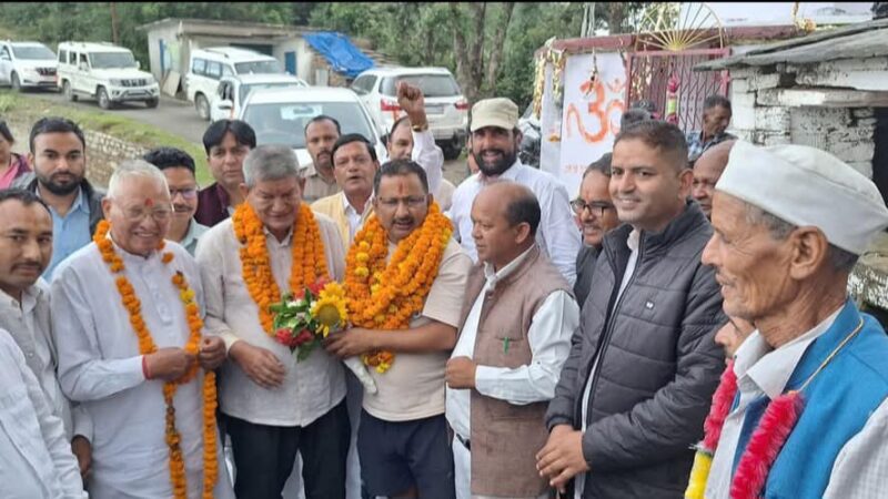 झटका: भाजपा नेता गोपाल सिंह बिष्ट व सुरेश भट्ट समर्थकों के साथ कांग्रेस में शामिल
