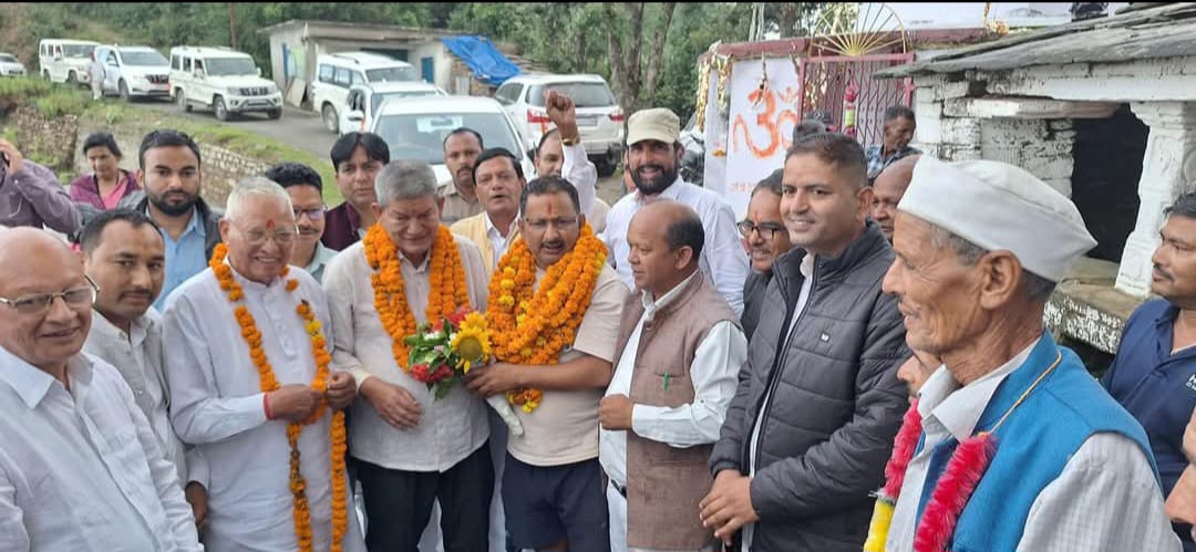 झटका: भाजपा नेता गोपाल सिंह बिष्ट व सुरेश भट्ट समर्थकों के साथ कांग्रेस में शामिल