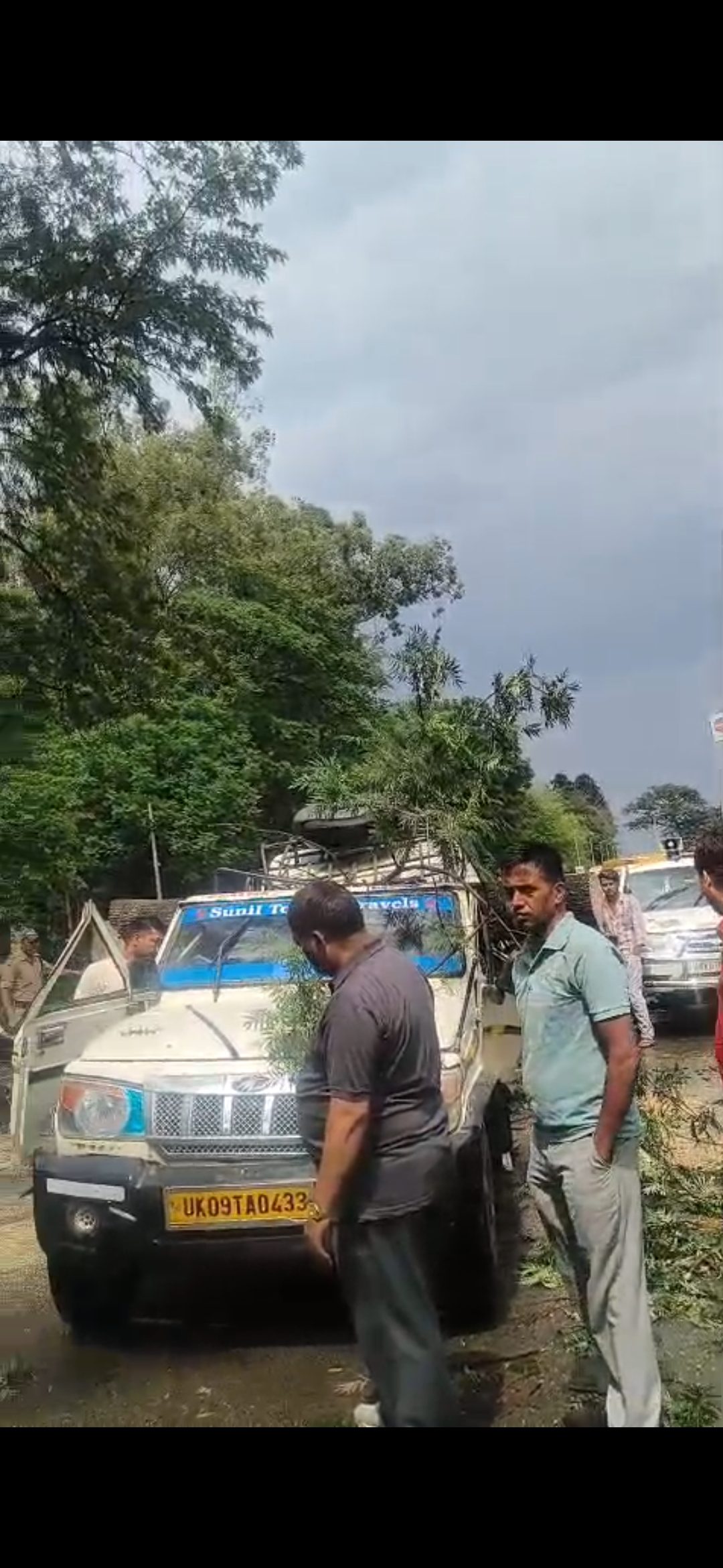 हादसा: चलते हुए सवारी वाहन के उपर पेड़ गिरने से एक की मौत,एक घायल