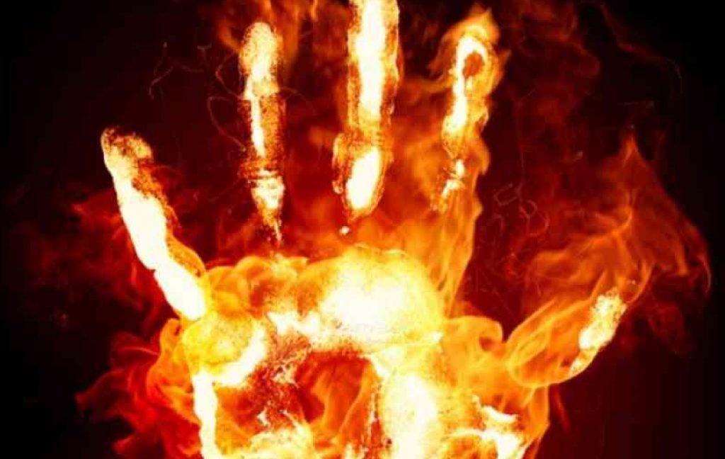 लालची इश्क़: 57 वर्षीय प्रेमिका ने संपत्ति के लालच में 72 साल के प्रेमी को जला दिया ज़िंदा