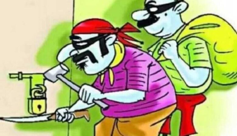 दुस्साहस: पुलिस व्यवस्था को बदमाशों की चुनौती, कारोबारी के फ्लैट में दिनदहाड़े कर डाली चोरी