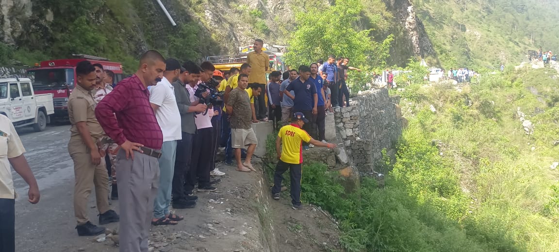 ब्रेकिंग न्यूज:  अलकनंदा में गिरी तीर्थ यात्रियों की टेंपो ट्रैवलर, दो की मौत, 10 लापता