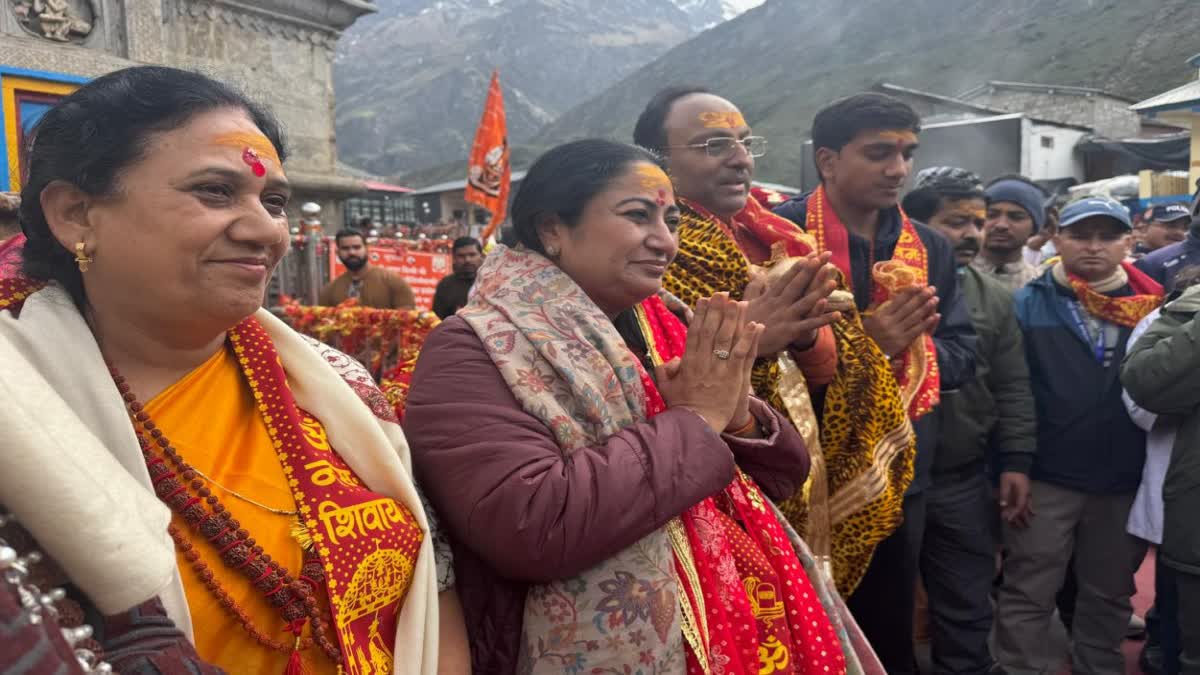  दिल्ली की सीएम परिवार सहित किए बाबा केदार के दर्शन
