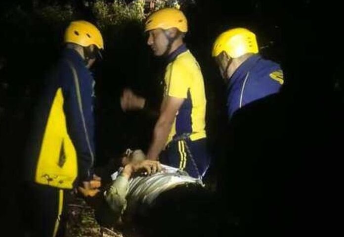 हादसा: खाई में गिरा पर्यटकों को ले जा रहा वाहन, एक की मौत, चार घायल