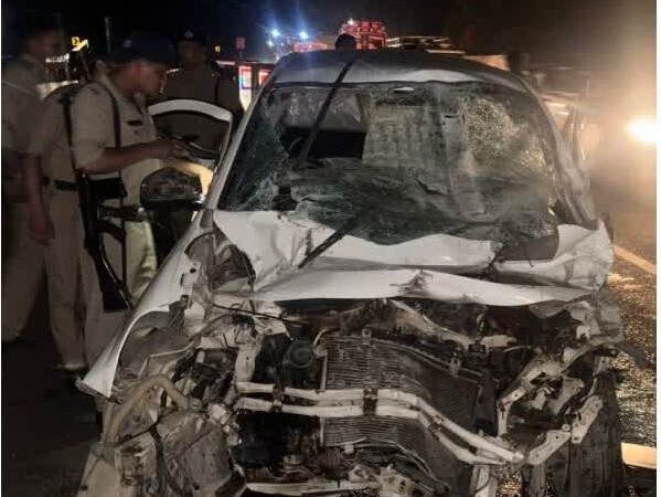 बड़ा हादसा: सीमेंट के ट्राले के पीछे जा घुसी तेज रफ्तार कार,चार की मौत,एक गंभीर रूप से घायल