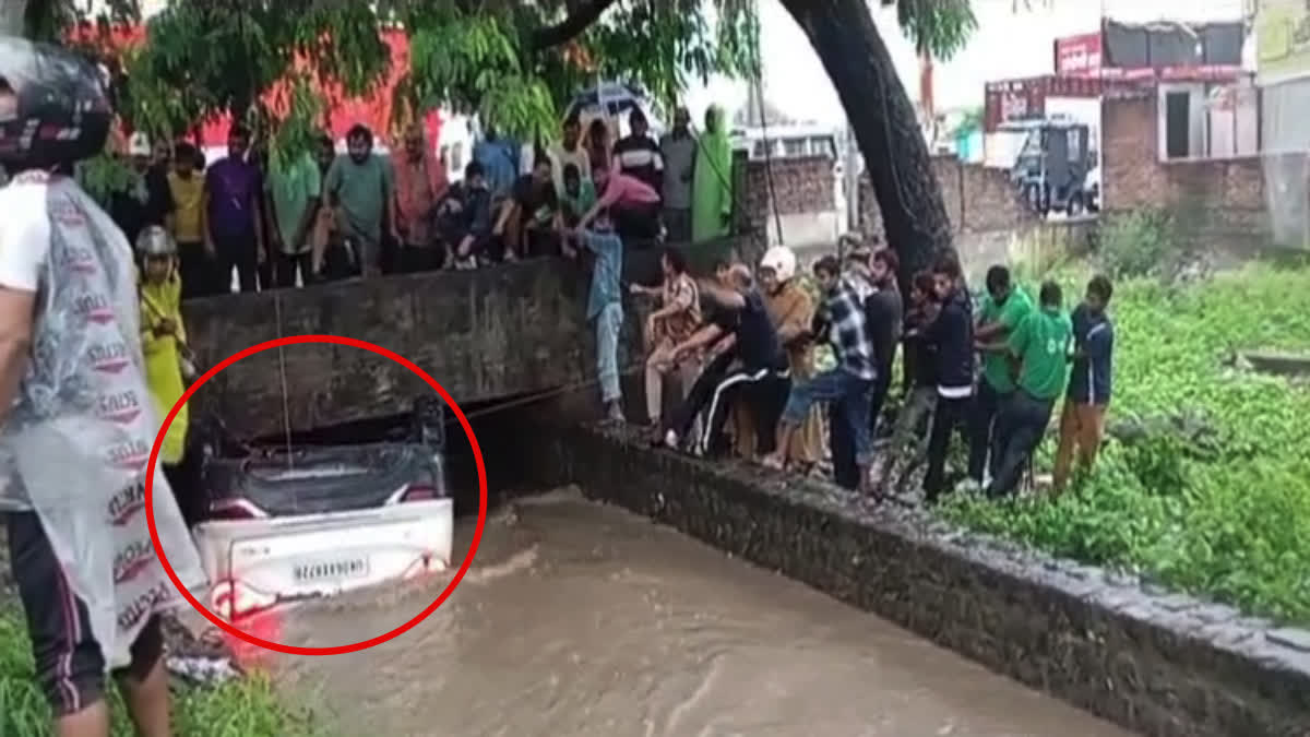 ब्रेकिंग न्यूज: उफनती नहर में जा गिरी कार, बच्चे समेत 4 की मौत, 3 लोग घायल