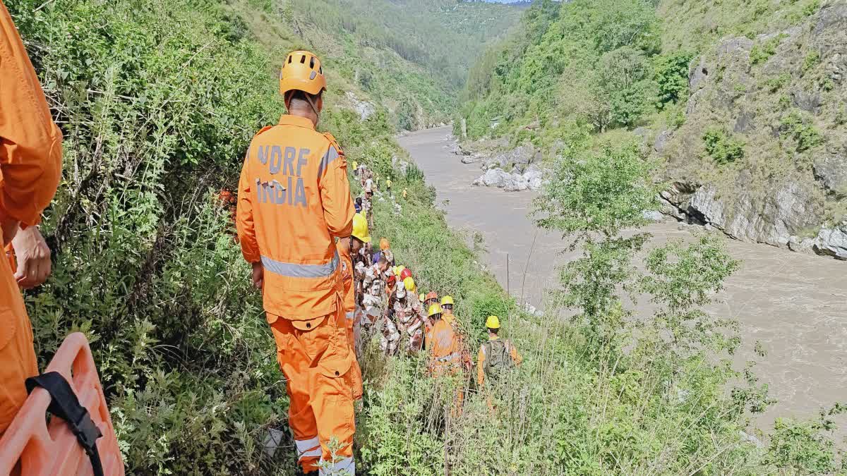 बस हादसाः 24 घंटे से अधिक समय बीत जाने के बाद भी 9 लापता लोगों को नही लगा कोई सुराग