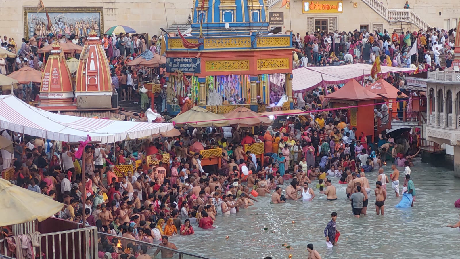 गंगा दशहरा पर श्रद्धालुओं ने गंगा में लगाई आस्था की डूबकी