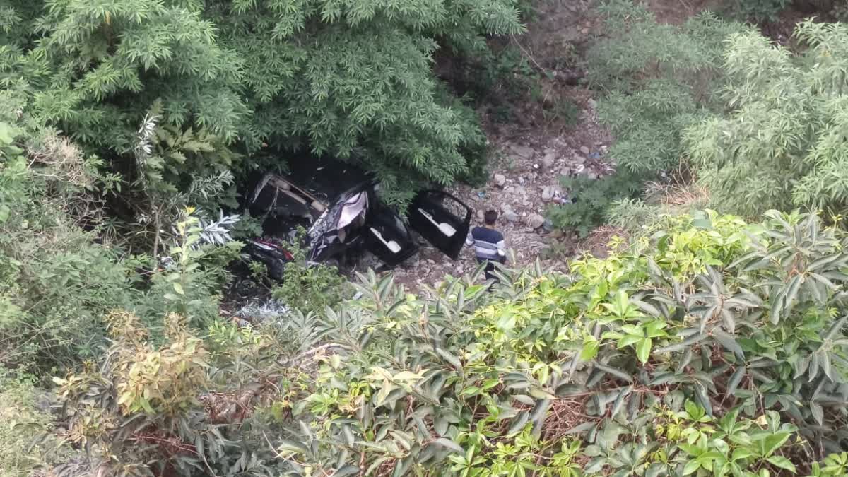 मसूरी रोड पर गहरी खाई में गिरी कार, दो गंभीर