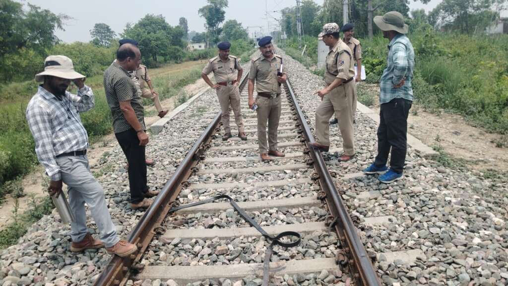 बड़ी खबर: उत्तराखंड में चलती  रेल को पलटाने की बड़ी साजिश विफल, रेलवे विभाग में हड़कंप