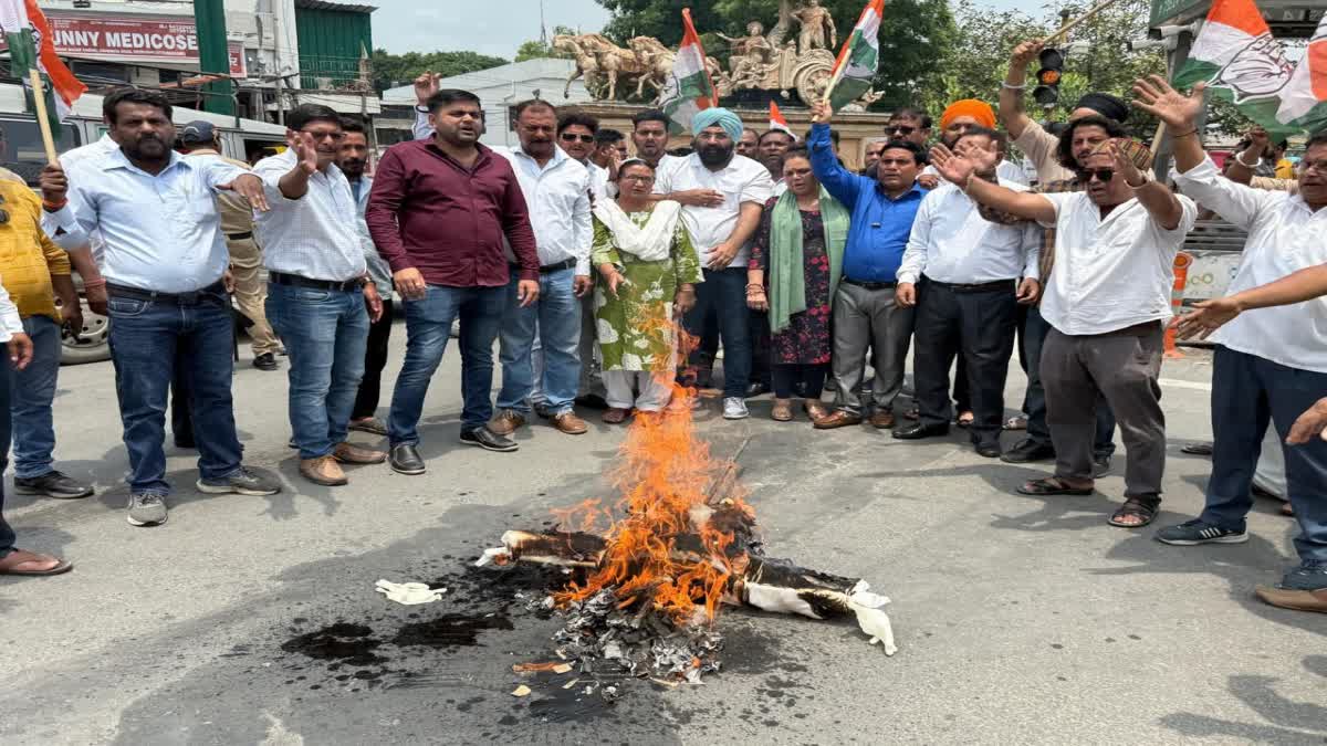 विरोध: हेलीकॉप्टर हादसे पर विवादित बयान देने के आरोप में कांग्रेस ने फूंका भाजपा प्रदेश प्रभारी का पुतला