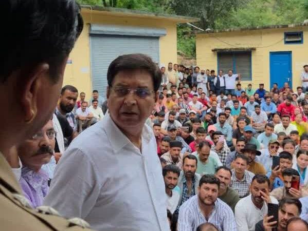 आक्रोश: सैनिक के साथ मारपीट का मामला, कांग्रेस ने किया थाने का घेराव
