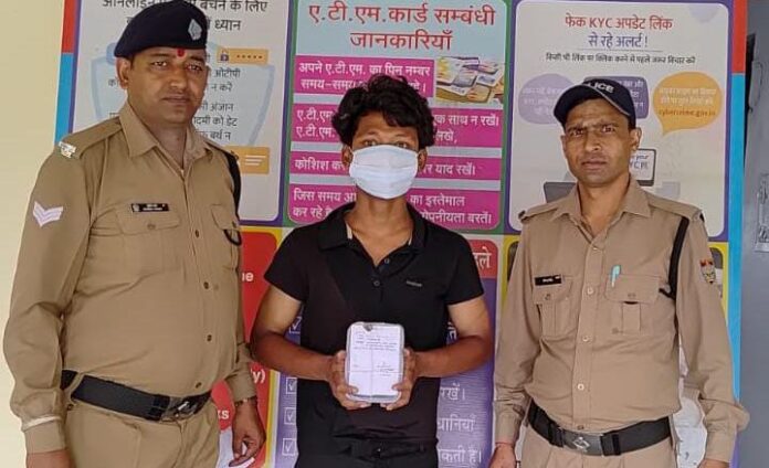 चोरी के मोबाइल के साथ एक गिरफ्तार