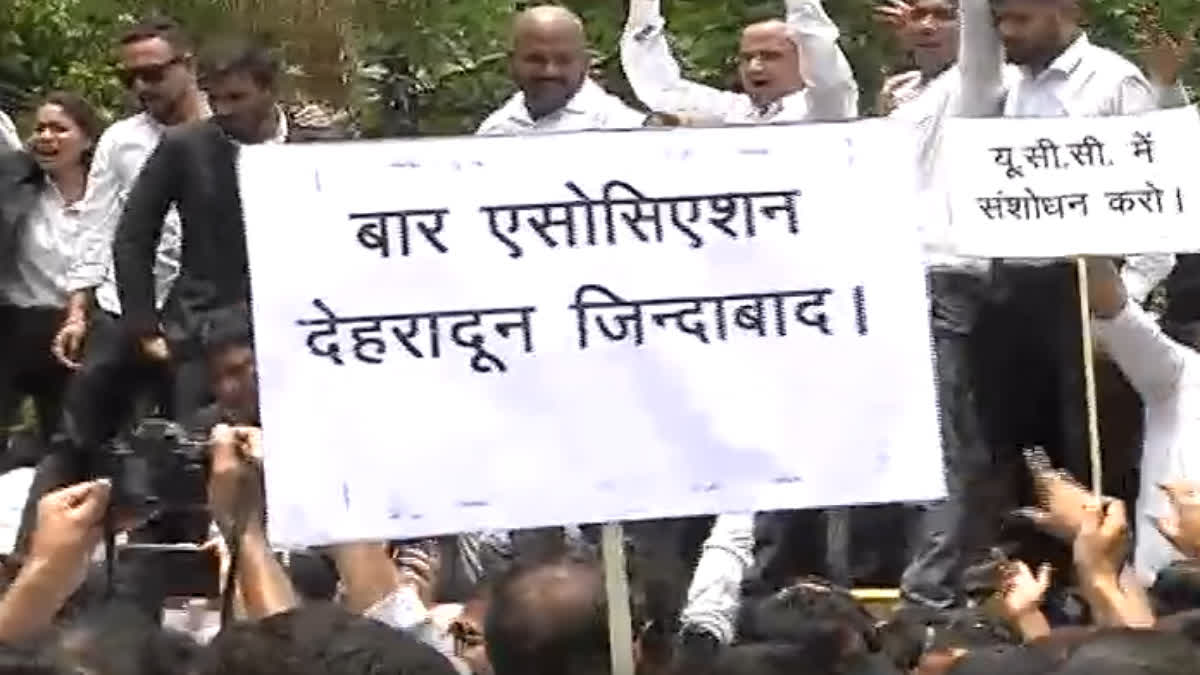  आक्रोश: ऑनलाइन रजिस्ट्री व्यवस्था के विरोध में सड़क पर उतरे वकील,  सचिवालय पर किया प्रदर्शन